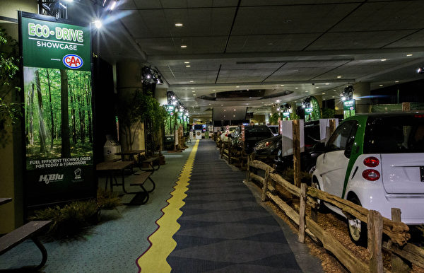 加拿大国际次车展EcoDrive展区独具创新教育意义,展示各大车商研制生产的高效省油环保车款,是本次车展上最受欢迎的特色之一。(车展提供) 加拿大国际次车展EcoDrive展区独具创新教育意义,展示各大车商研制生产的高效省油环保车款,是本次车展上最受欢迎的特色之一。(车展提供)