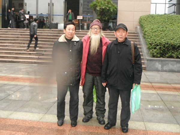 代理人傅濤(左)、淅江著名維權人士林大剛(中)與代理人王季勇於開庭前溫州市中級人民法院前合影 (作者提供) 代理人傅濤(左)、淅江著名維權人士林大剛(中)與代理人王季勇於開庭前溫州市中級人民法院前合影 (作者提供)