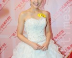 李亚男在大年初七(16日)披婚纱走秀。(摄影:宋碧龙/大纪元)