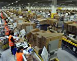 2013年2月17日，德國媒體指出，亞馬遜網路商務公司（Amazon）德國發貨中心的效率是靠壓榨臨時雇工。圖為2010年12月20日，德國中部地區的亞馬遜物流中心雇員包裝包裹。（UWE ZUCCHI/DPA/AFP）