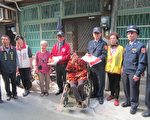 警分送爱心白米红包  老妇感动掩面哭泣