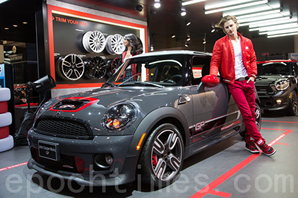 MINI John Cooper Works GP是限量级产品(加拿大只有50辆)。(摄影:艾文/大纪元) MINI John Cooper Works GP是限量级产品(加拿大只有50辆)。(摄影:艾文/大纪元)