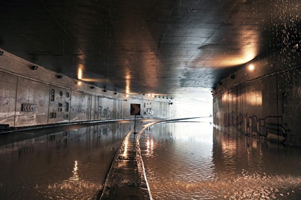 豪雨帶來的大面積洪水2月22日吞噬希臘首都雅典,道路和地下室被淹,政府被迫關閉主要道路和地鐵交通。(Photo by LOUISA GOULIAMAKI/AFP/Getty Images) 豪雨帶來的大面積洪水2月22日吞噬希臘首都雅典,道路和地下室被淹,政府被迫關閉主要道路和地鐵交通。(Photo by LOUISA GOULIAMAKI/AFP/Getty Images)