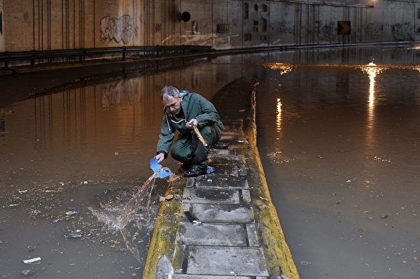 豪雨帶來的大面積洪水2月22日吞噬希臘首都雅典,道路和地下室被淹,政府被迫關閉主要道路和地鐵交通。(Photo by LOUISA GOULIAMAKI/AFP/Getty Images) 豪雨帶來的大面積洪水2月22日吞噬希臘首都雅典,道路和地下室被淹,政府被迫關閉主要道路和地鐵交通。(Photo by LOUISA GOULIAMAKI/AFP/Getty Images)