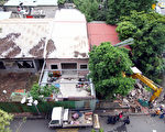 法务部23日拆除台北市华光社区的老旧房屋，拆除工程 由台北看守所执行，率先拆除的是法务部暨所属机关职舍和眷舍。 （法务部提供）