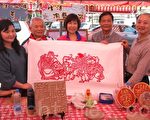 市長陳萬得（左2）等展示張峻瑜老師展現新作~~紙雕手法創作的麒麟護平鎮。（攝影：徐乃義/大紀元）