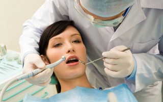西班牙病人不付钱 牙医拔掉一排牙齿