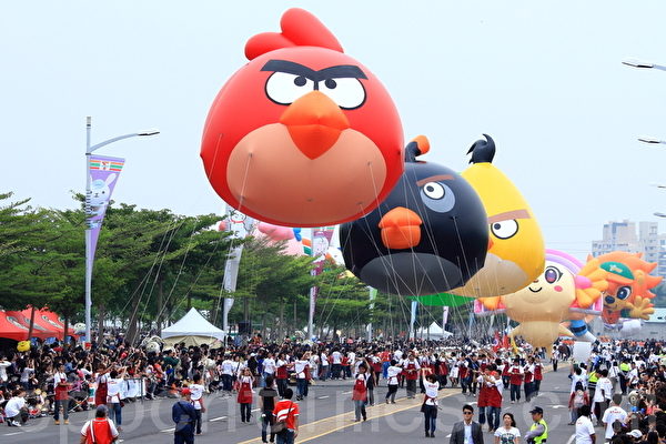 知名手機角色憤怒鳥爆紅,其造型不斷出現在各式各樣的商品上。(攝影:陳柏州/大紀元) 知名手機角色憤怒鳥爆紅,其造型不斷出現在各式各樣的商品上。(攝影:陳柏州/大紀元)