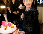 夺下本届奥斯卡最佳外语片大奖的《爱‧慕》（Amour），获奖当夜在好莱坞大摆庆功宴，顺道庆祝该片女主角艾曼纽‧丽娃（Emmanuelle Riva）的86岁生日。（图/海鹏提供）