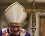 教宗本篤十六世 2月13日主持辭職前最後一場公開彌撒，呼籲信徒更加真誠。他譴責「宗教偽善」，並呼籲終結「個人主義」和「對立」。（AFP）