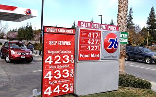 全美油價連漲35天後開始下走。圖為2月27日上午舊金山灣區南灣一處加油站的價格牌和正在加油的顧客。（攝影：王文旭/大紀元）