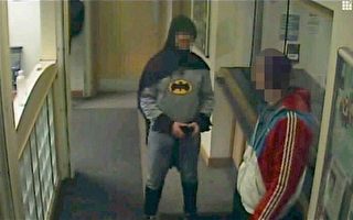 英国夜里出现蝙蝠侠 将嫌犯送交警局