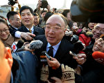 中共重庆市长黄奇帆2013年3月现身人大会议开幕式遭媒体围堵。（Mark RALSTON/AFP）