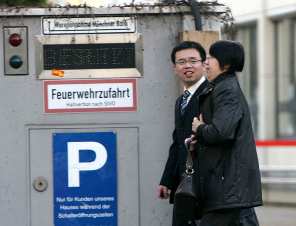 慕尼黑中领馆副总领事王彦敏及其同事陈某于2008年3月11日下午，离开慕尼黑托尼卡尔演出公司。（大纪元图片库）
