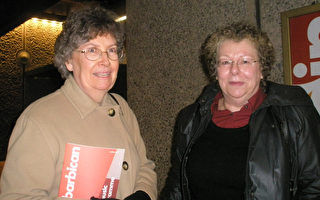退休教師Joan Davies與Mulligan Davies一起欣賞了神韻演出 （攝影：文華/大紀元）