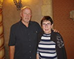 Ralph Byerly先生是多家旅館的經營者，他和太太在鳳凰城觀看了神韻演出。他們認為演出完美，音樂、服裝都令人驚歎。（攝影：劉夢菩/大紀元）