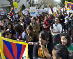 3月10日，数千藏人及西藏自由支持者聚集旧金山中领馆前集会，纪念西藏抗暴54周年，要求西藏自由和宗教自由。（摄影：周凤临／大纪元）