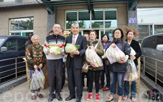 楊梅市分送弱勢族群高麗菜助農民
