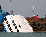 图为在南丫岛海面沉没的港灯客船“南丫4号”，失事第二天由大型吊臂船吊起。（Lam Yik Fei／Getty Images）