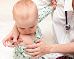圖：醫生給一名幼兒注射疫苗針。（大紀元圖片）
