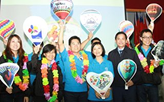 台东县政府18日在大礼堂庆祝台东热气球在澳洲完成国际首航。（台东县政府提供）