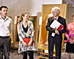 3月14日，「真、善、忍」國際美展第一次在澳洲首都堪培拉的國會大廈內舉行，澳洲國會參議員Senator Louise Pratt（左二）是第一次看到「真、善、忍」國際美展。她讚美並祝賀「真、善、忍」國際美展在國會大廈內的成功舉辦。（攝影：袁麗/大紀元）