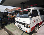 印尼日惹西邦岗监狱惊传遭武装分子闯入，枪杀4名囚犯。图为3月23日，一辆救护车在日惹西邦岗监狱。（SURYO WIBOWO/AFP）