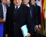 提供塞普路斯纾困计划的三驾马车之一欧盟委员会主席巴罗佐(Jose Manuel Barroso)周一(25日)凌晨与国际货币基金组织IMF达成协议后，离开欧盟总部布鲁塞尔。初拟协议恐将导致岛上第二大银行倒闭，而且将迫使该国最大银行的大储户们承受损失。(AFP GEORGES GOBET)