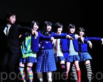 出演《NMB48艺人！THE MOVIE 搞笑青春女孩》NMB成员与内田秀实导演在首映见面会上，回顾电影的创作以及拍摄时的故事。（摄影：游沛然/大纪元）