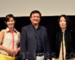 金鐘影后周幼婷(左起)與著名製片人李崗、導演傅天余出席影片後的見面會,談起影片拍攝背後的故事,贏得觀眾陣陣掌聲(攝影:遊沛然/大紀元)。