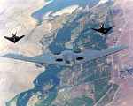 美國B-2隱形轟炸機（圖：中）3月28日飛抵南韓，在朝鮮半島進行了一次投彈演練。這一舉動是向連日來對美韓進行挑釁的北韓，表明美方的震懾力。(Photo by USAF/Getty Images)