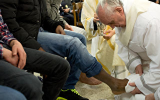 復活節前夕強調謙卑 教宗替12囚犯洗腳