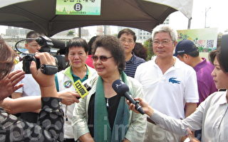 高雄市长陈菊（中）30日呼吁市民响应植树活动，为自己与子孙打造一个绿意盎然的生活环境。（右2农业局长蔡复进）（摄影：林秀文/大纪元）