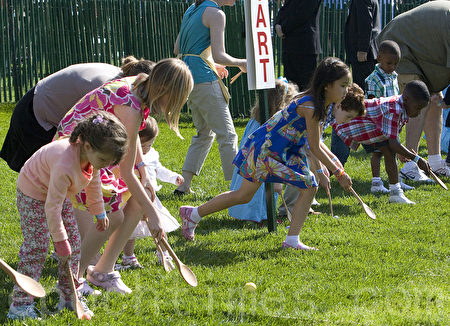 一年一度的美國白宮復活節滾蛋活動，是美國孩子們的快樂節日。美國第一家庭會邀請小朋友們在白宮南草坪滾蛋。（李莎 / 大紀元） 