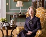 梅麗爾•斯特里普(Meryl Streep)在電影《鐵娘子》中扮演撒切爾夫人。(圖/HBO提供)