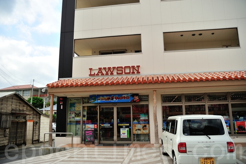 在日本本島隨處可見的LAWSON和FamilyMart便利店,也換掉了一成不變的藍白制服,入鄉隨俗地穿起了沖繩特有的民族服飾。(遊沛然/大紀元)