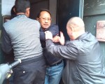 山西太原市知名维权人士邓太清，从昨天开始被当地警方强行拦截，堵其在家中不让出门。(知情者提供）