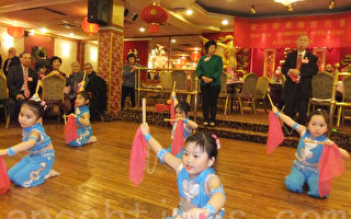 茉莉花舞蹈团表演的筷子舞。(摄影﹕何咏/大纪元)