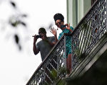 4月4日，R&B音乐巨星Jay-Z和碧昂丝夫妇在古巴哈瓦那旧城庆祝结婚五周年纪念日。图为4月5日Jay-Z和碧昂丝夫妇在萨拉托加旅馆（Saratoga Hotel）的阳台上。（STR/AFP）