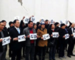 中国各地近50名律师及公民，4月5日到江苏靖江巿法院外举牌要求释放被拘留的律师。声援人士没法与王全章见面，最后在拘留所外举牌表达诉求。（照片由现场人士提供）