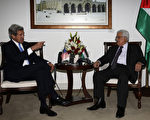 巴勒斯坦自治政府主席阿巴斯（右）7日告诉到访的美国国务卿凯瑞（左），以色列释囚是恢复以巴和平谈判的“第一要务”。（MOHAMAD TOROKMAN/AFP）