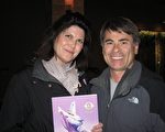Tina Tucker和先生Jamshid Moghadam夫婦 4月7日觀看了在美國比弗河市Vilar劇院的神韻首場演出。Tucker女士讚歎：「神韻的舞蹈演員像羽毛一樣輕盈飄逸。」（攝影：張倩/大紀元）