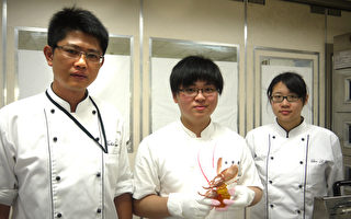 三信家商指导教练朱立元(左)、陈丽文(右)与林佳毅(中)创作“昆虫-独角仙及瓢虫”拉糖造型作品。（三信家商提供）