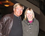 滑雪教练Karen Shupe女士和Norman Bowles先生，2013年4月7日晚欣赏了神韵演出，希望明年滑雪旺季再见到神韵。（摄影：方圆/大纪元）