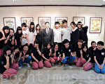 安中美术班一年一度成果展，校长郑裕成与参展同学摄于文化中心，展出至4月13日。 (摄影：周美晴/大纪元)