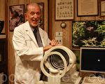 Dr.Garber和他的眼角弧度仪与山地大猩猩。（摄影：沈一鸣/大纪元）