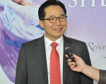 盧熙鏞——光州廣域市東區廳長觀看了神韻巡迴藝術團在光州市的首場演出(攝影:鄭仁權/大紀元)