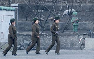 朝鲜女兵穿高跟鞋进入“战备状态”