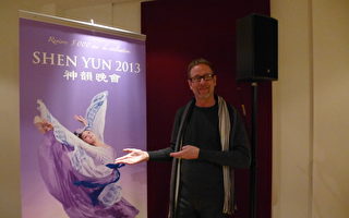 神韻演出中的中國古典舞深深打動了出身於舞蹈世家，也是藝術新聞專員的Nicolas Perron先生。（攝影：亦凡/大紀元）