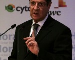 塞浦路斯总统阿纳斯塔西亚迪斯14日表示，存款在塞浦路斯银行，根据欧洲联盟（EU）对赛国纾困案而损失至少300万欧元的外国人，将可获发塞浦路斯护照。（PATRICK BAZ /AFP）